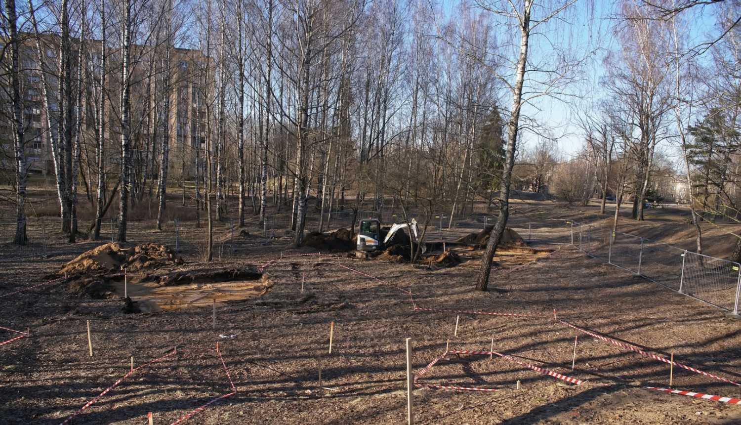 Ziepniekkalna kāpās veido bērnu rotaļu laukumu