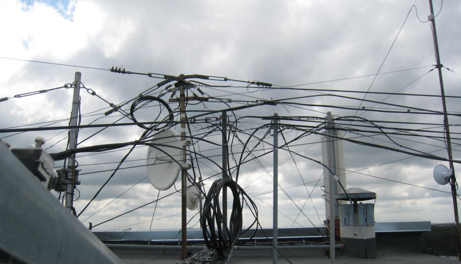 Uz mājas jumta sakaru vadi