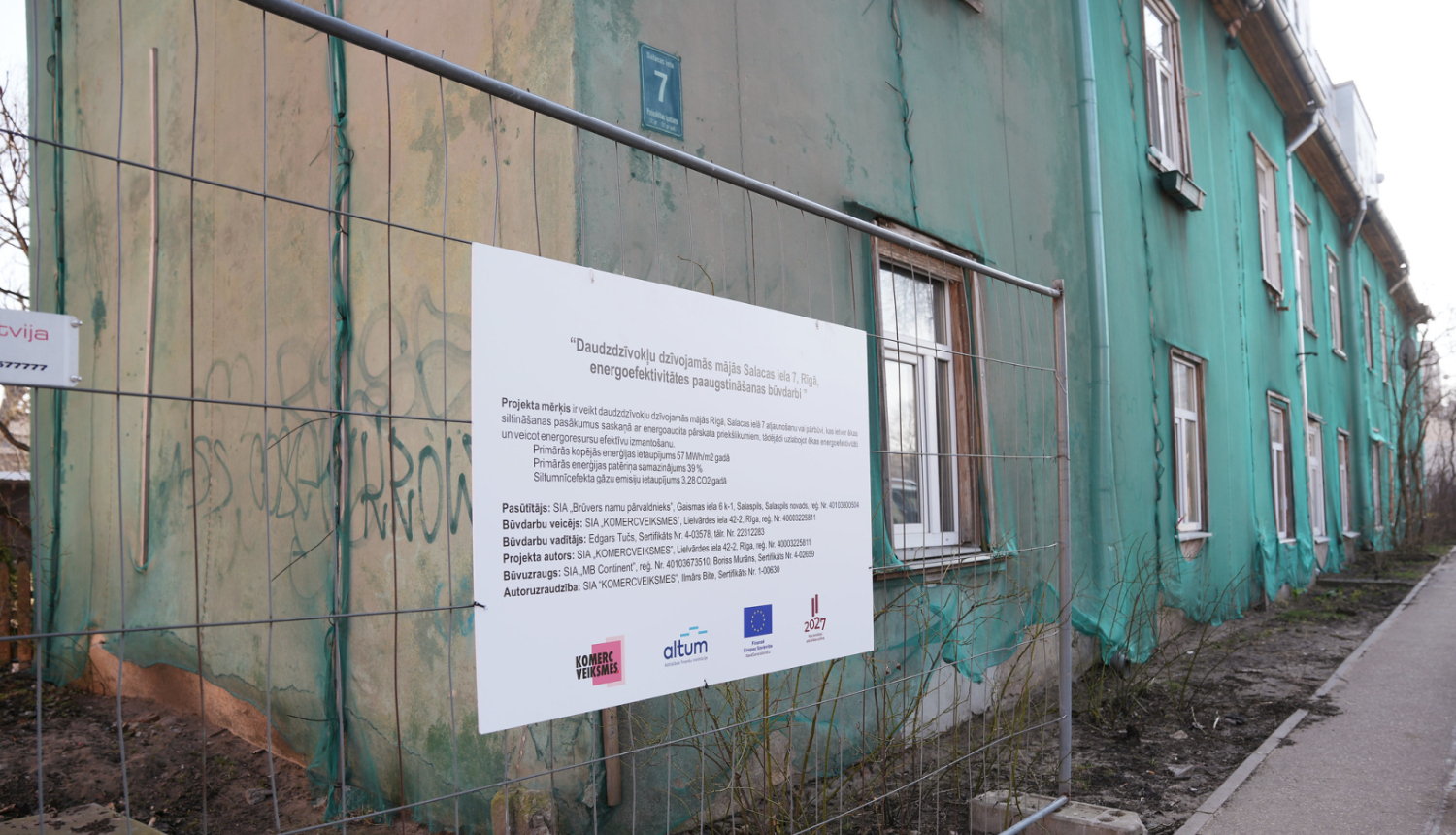 Salacas ielas mājas renovācija uzraksts uz plakāta