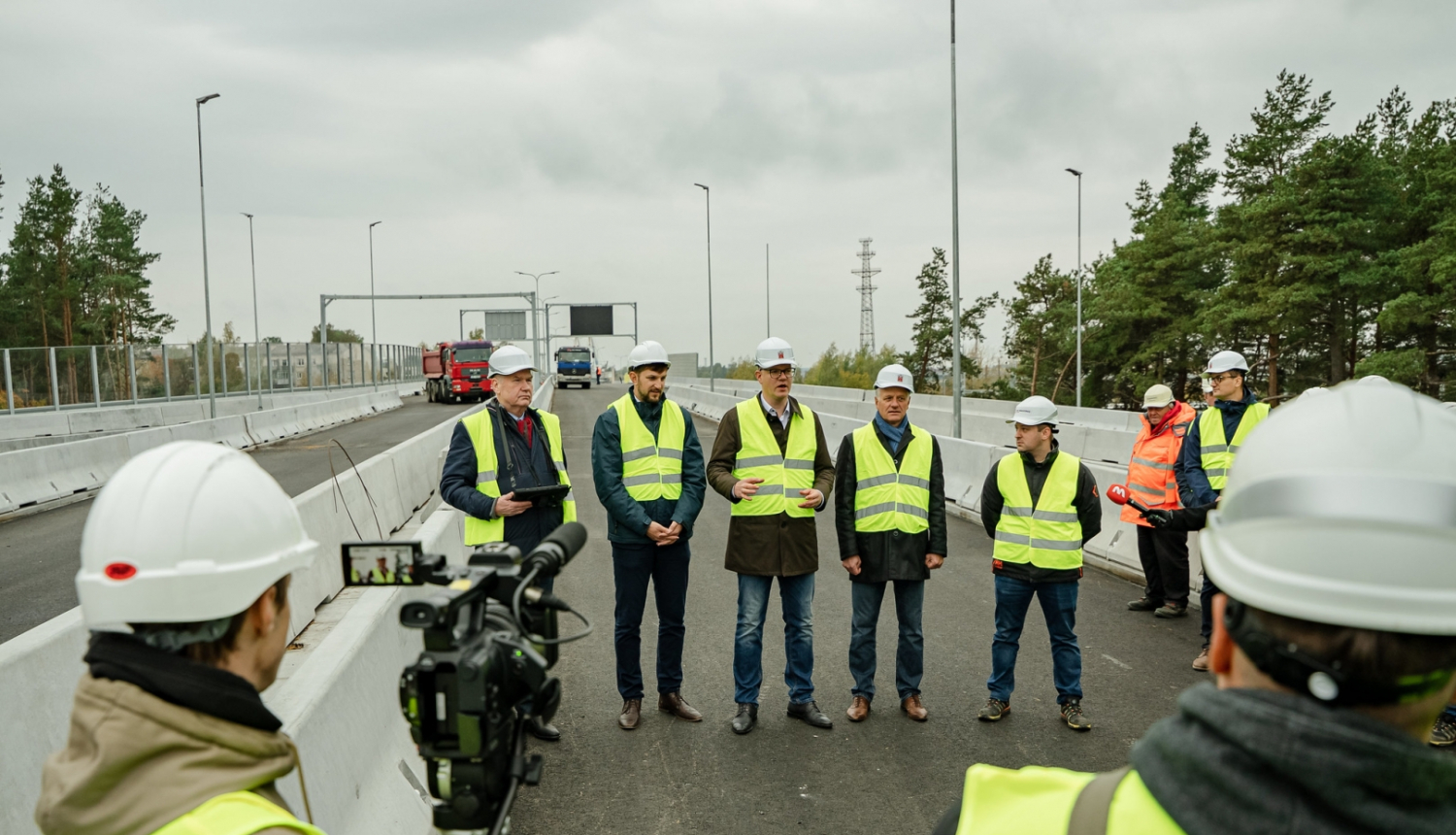 Sarkandaugavas pārvads smagās automašīnas un cilvēki