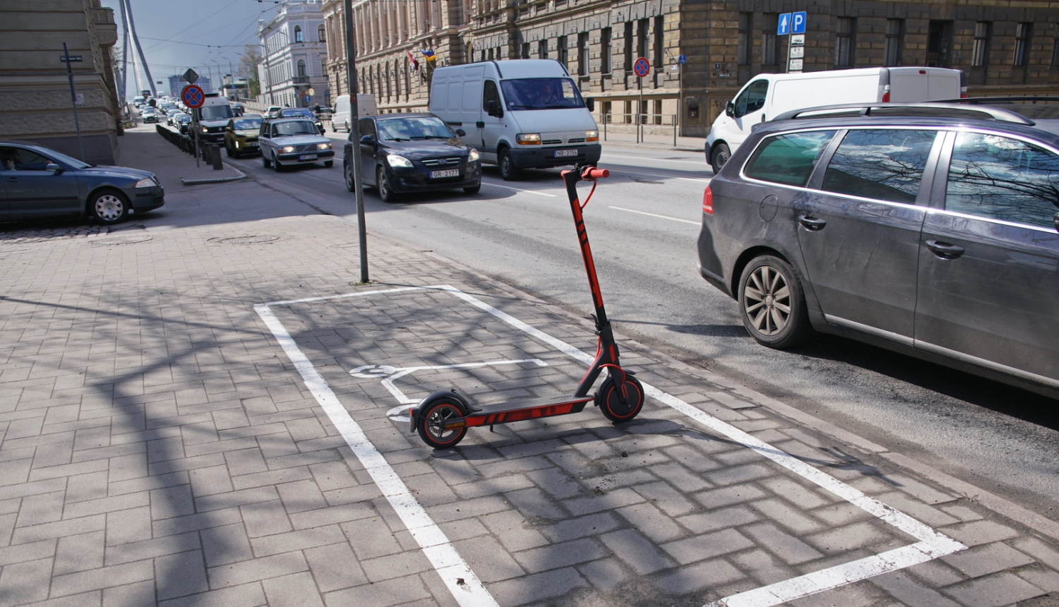 Mašīnas brauc no Vanšu tilta