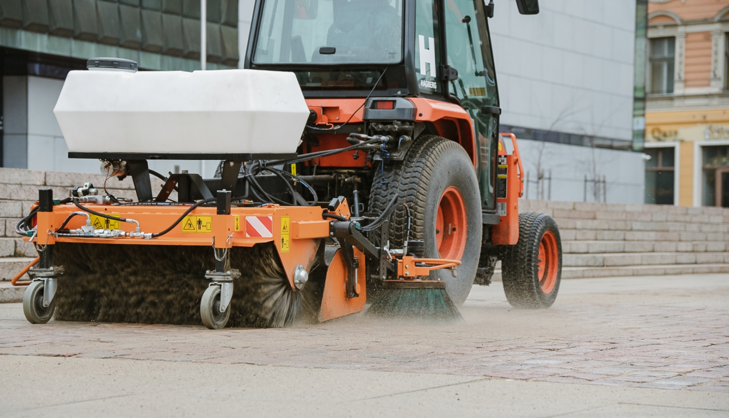 Traktors savāc smiltis