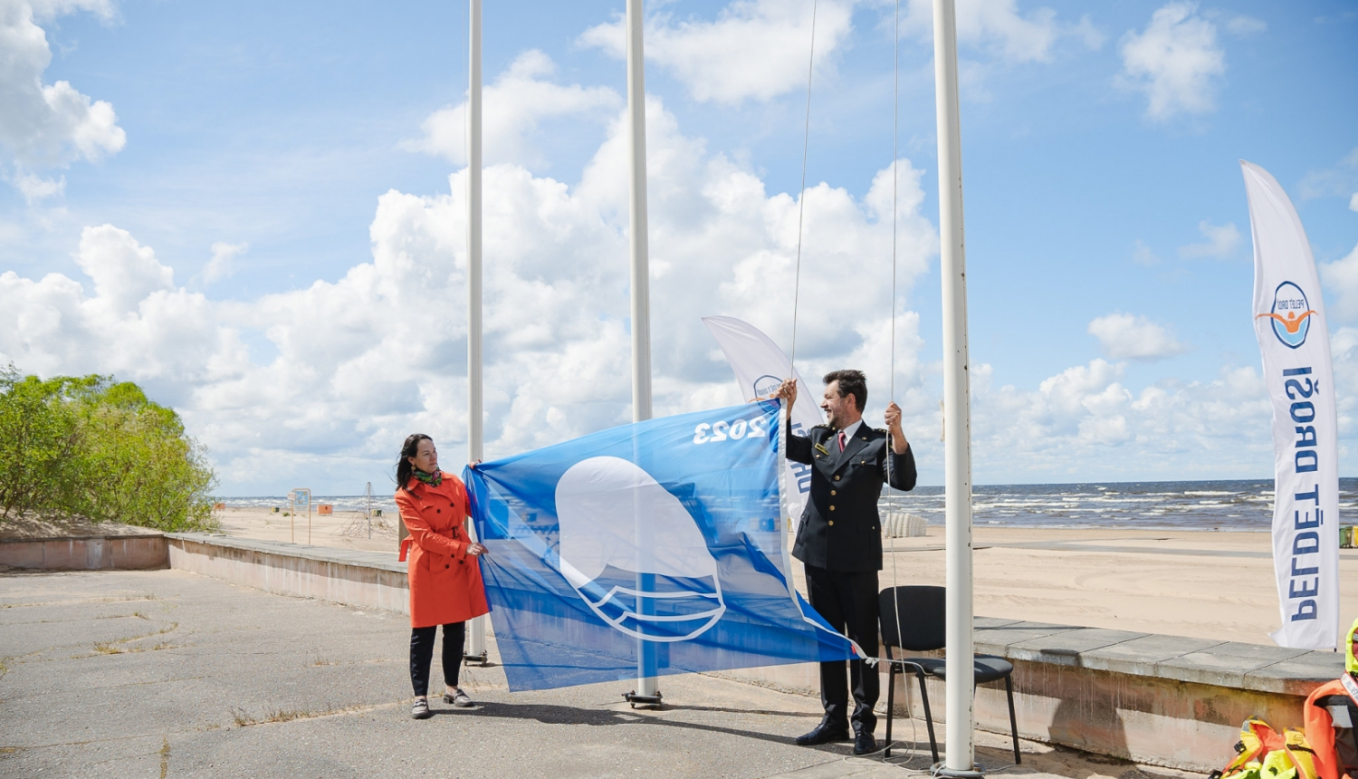 Tiek pacelts zilais katogs