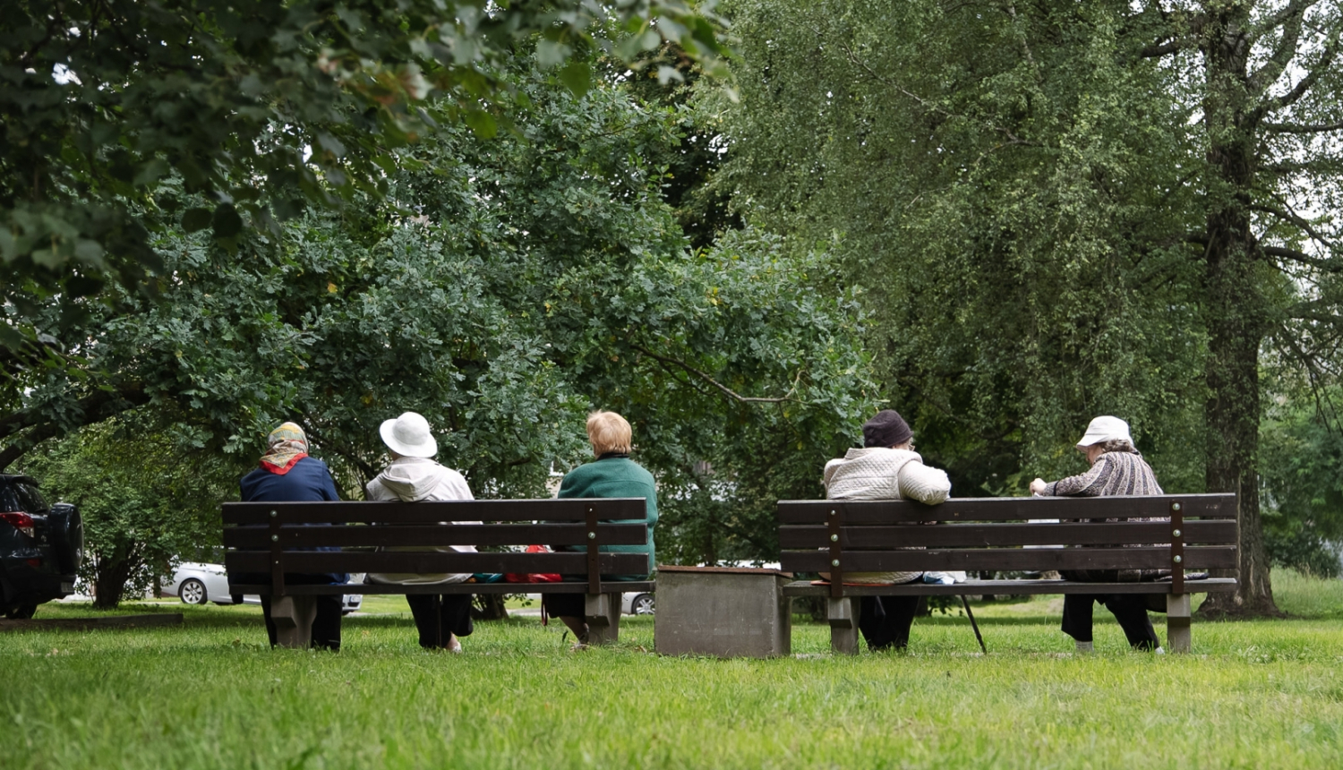 Seniori sēž uz soliņa
