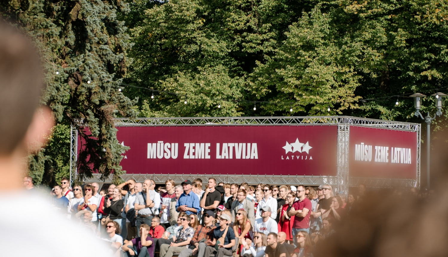 Basketbola fani skatās spēli Esplanādē