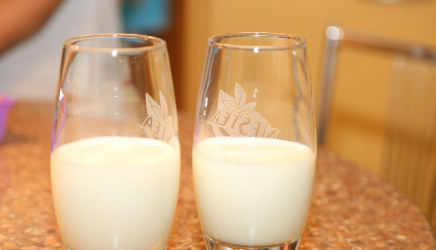 Glāzes ar pienu
