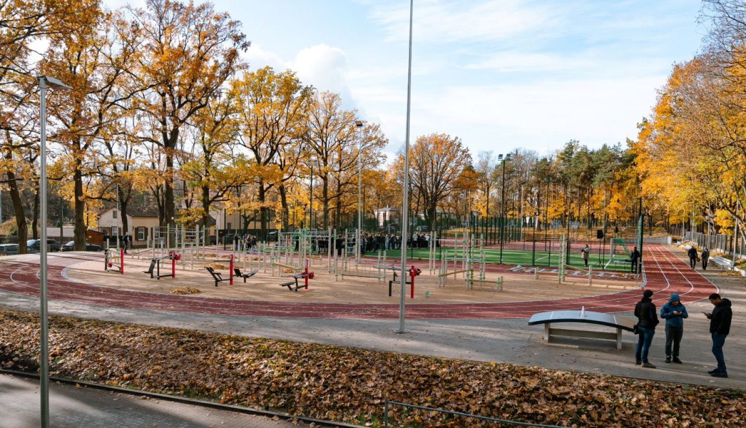 Rīgas Jāņa Šteinhauera vidusskolā atklāts daudzfunkcionāls sporta laukums