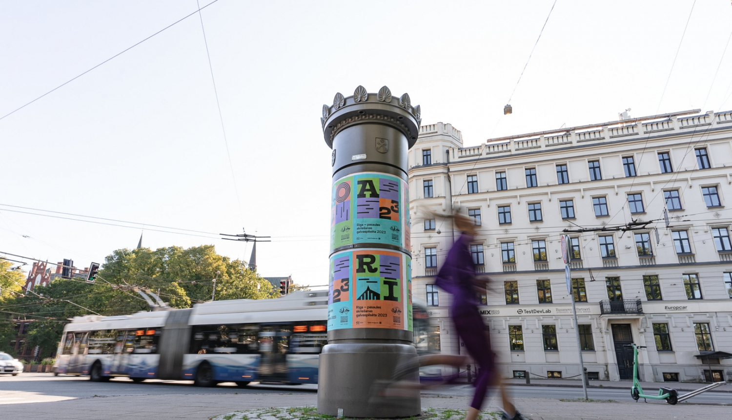 Skriešanas čempionāta afišu stabs