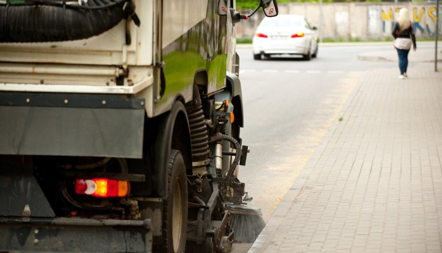 Tīra ielu no smiltīm