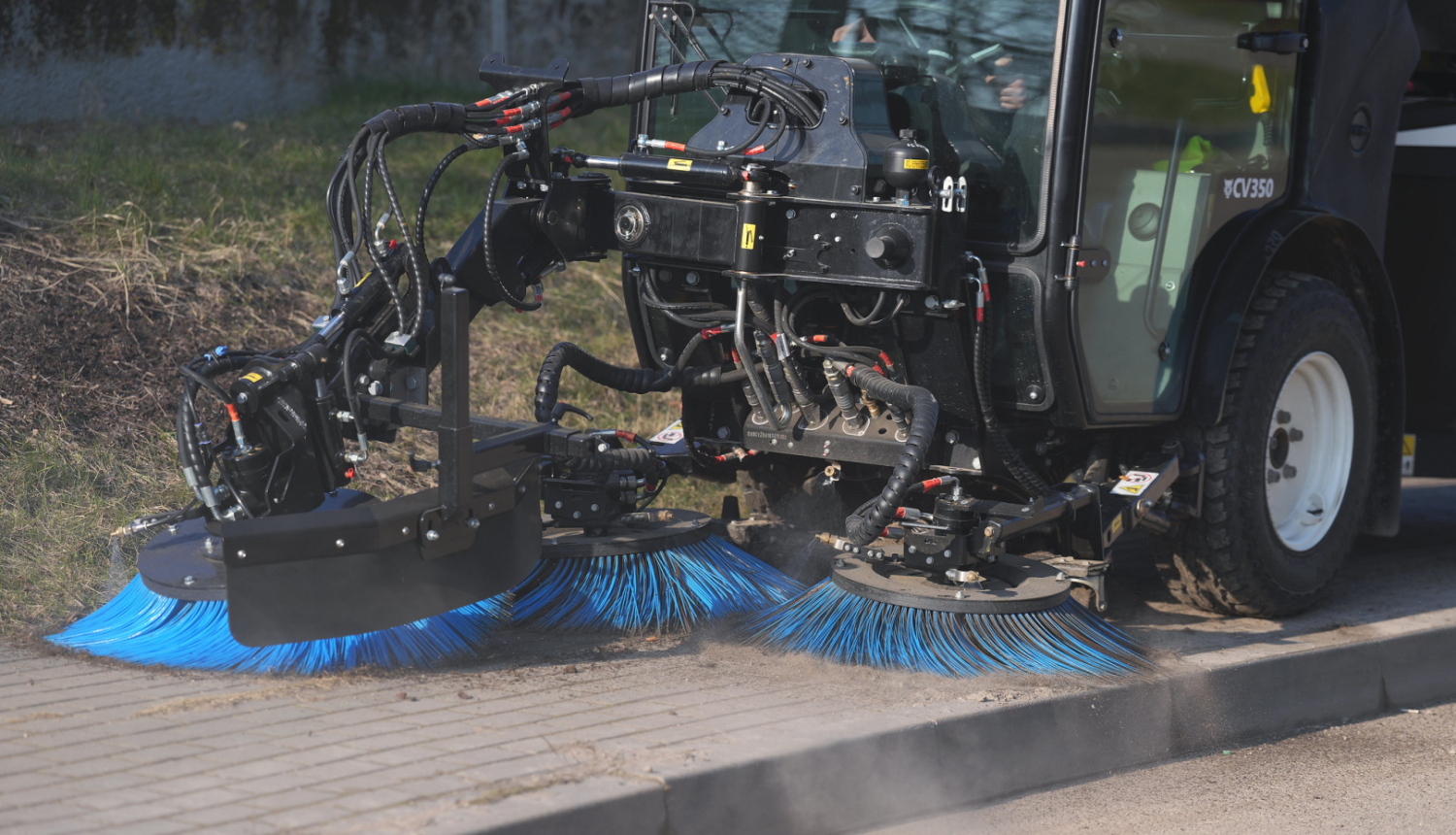 Tīra smiltis ar traktorbirsti