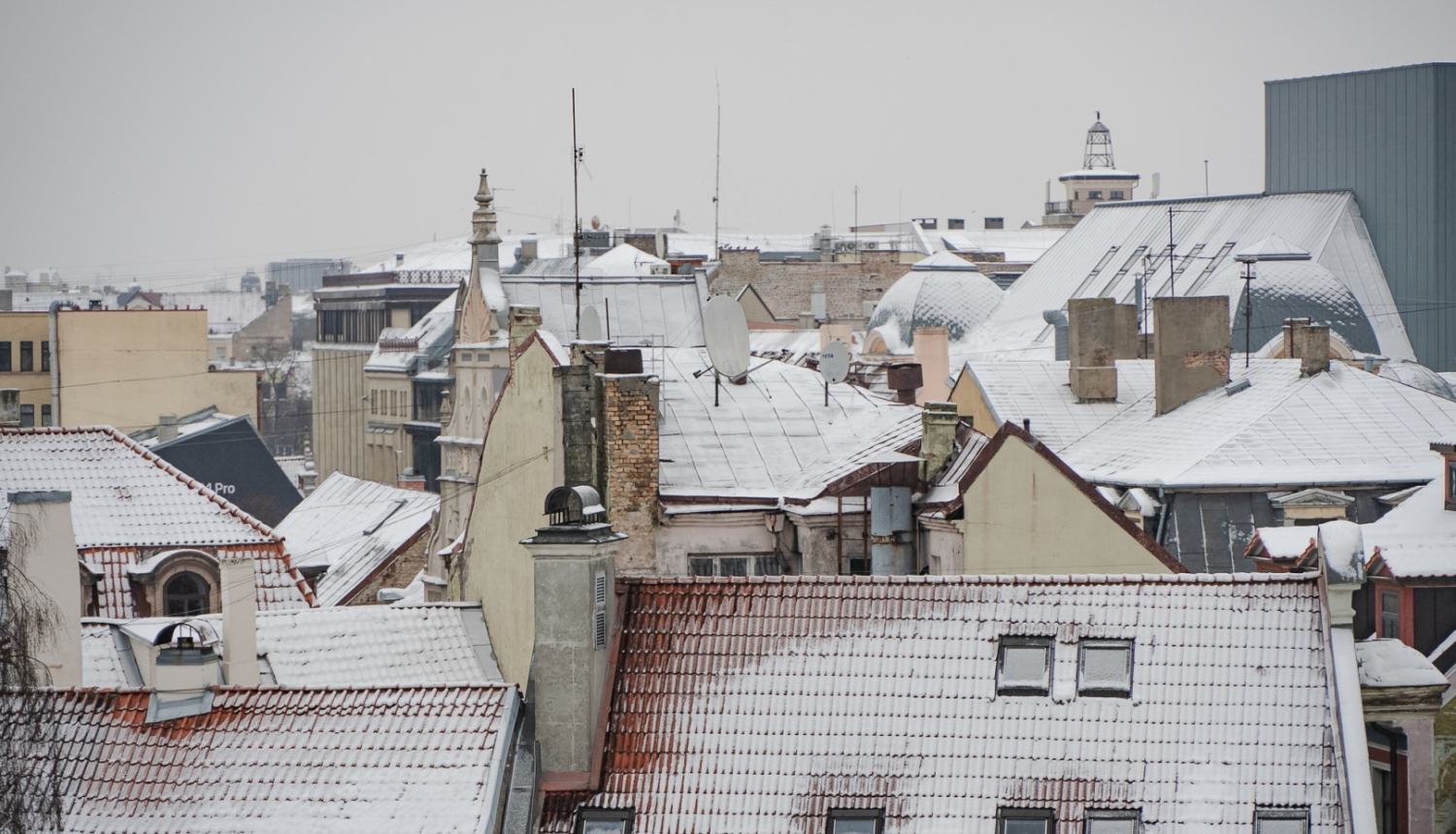 Sniegoti Rīgas jumti