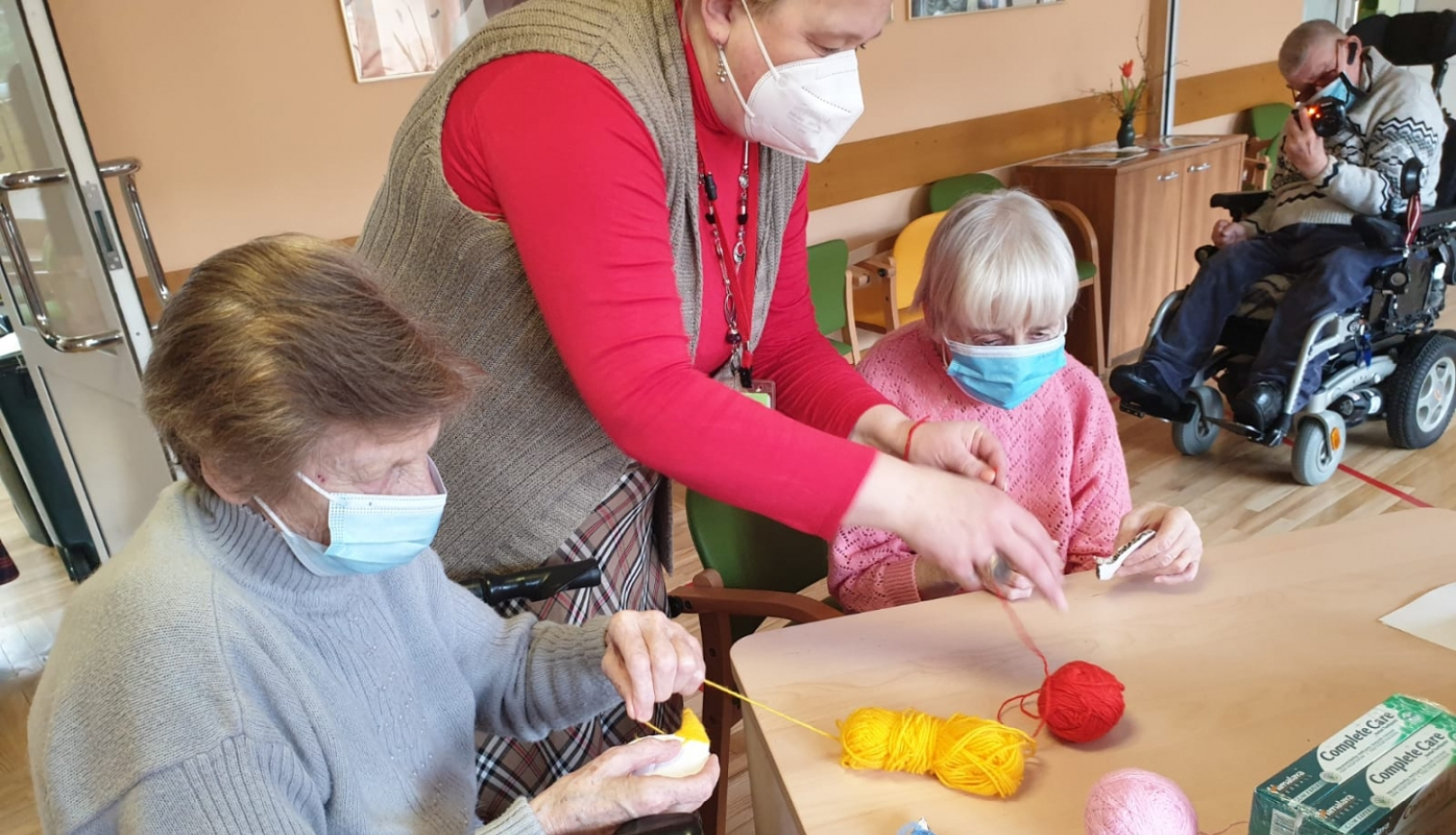 Pansionāta iemītnieki tin dziju kamolos