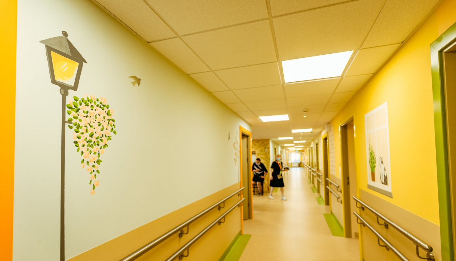 Sociālās aprūpes iestādes gaitenis ar darbiniekiem