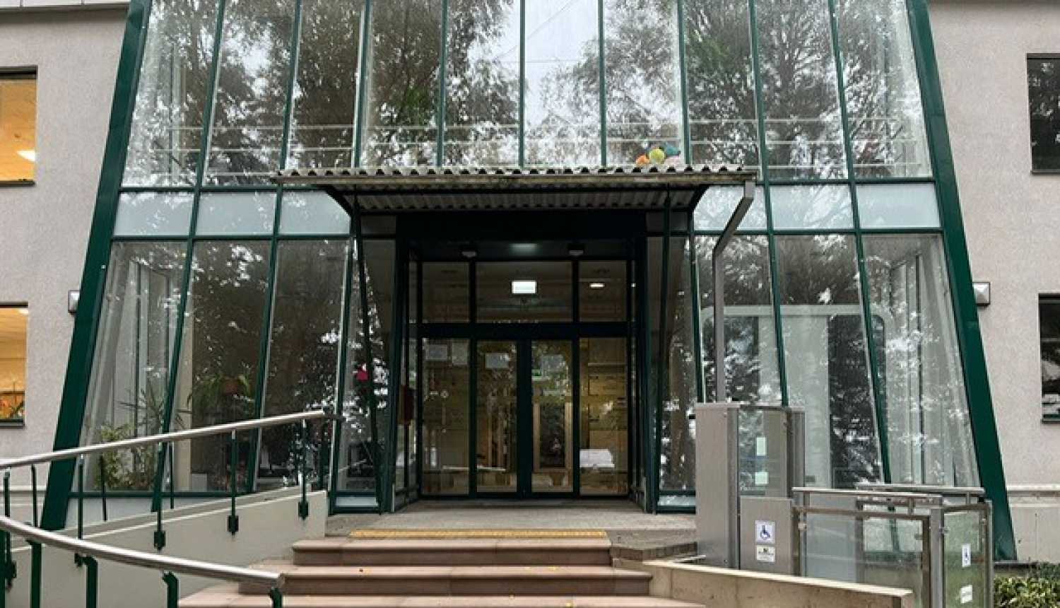 Vides pieejamība pie sociālo pakapojumu ēkas