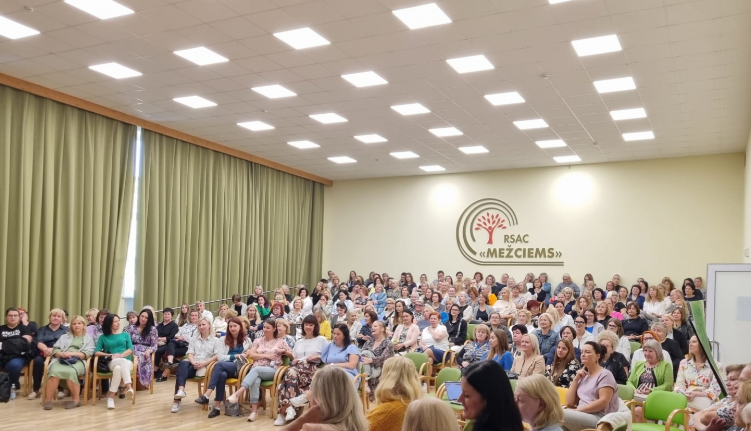 Cilvēki piedalās diskusijā