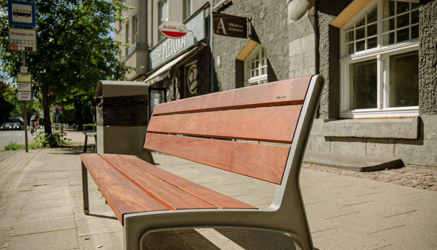 Soliņš un atkritumu urna