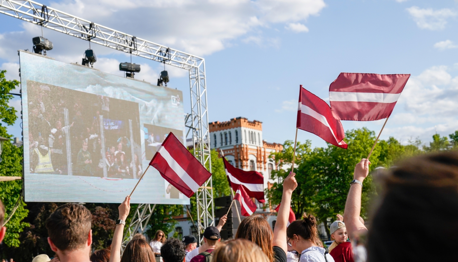 Sporta fani ar karogiem