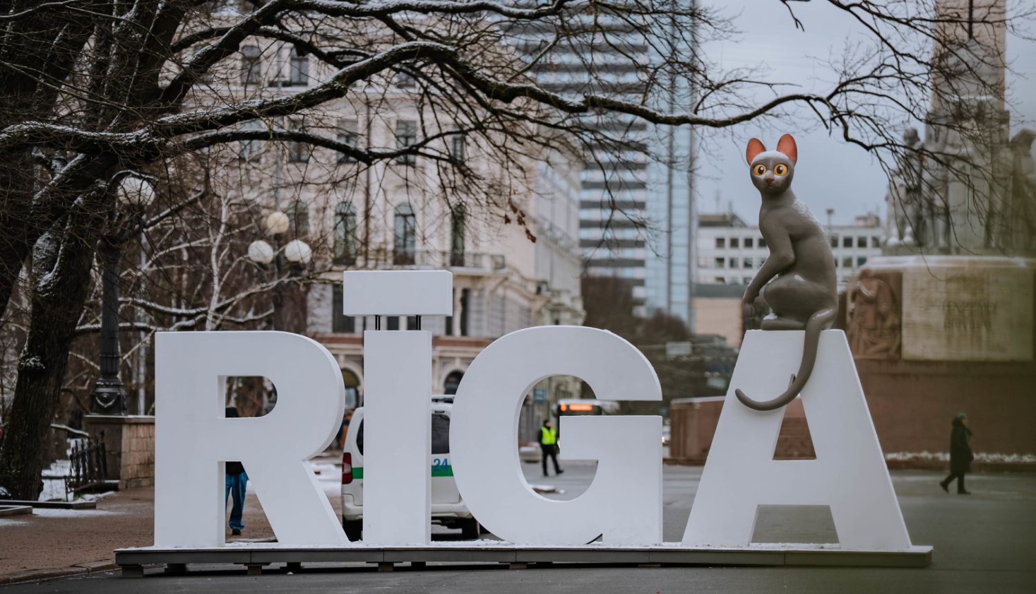 Straumes kaķis sēž uz Rīgas burtiem