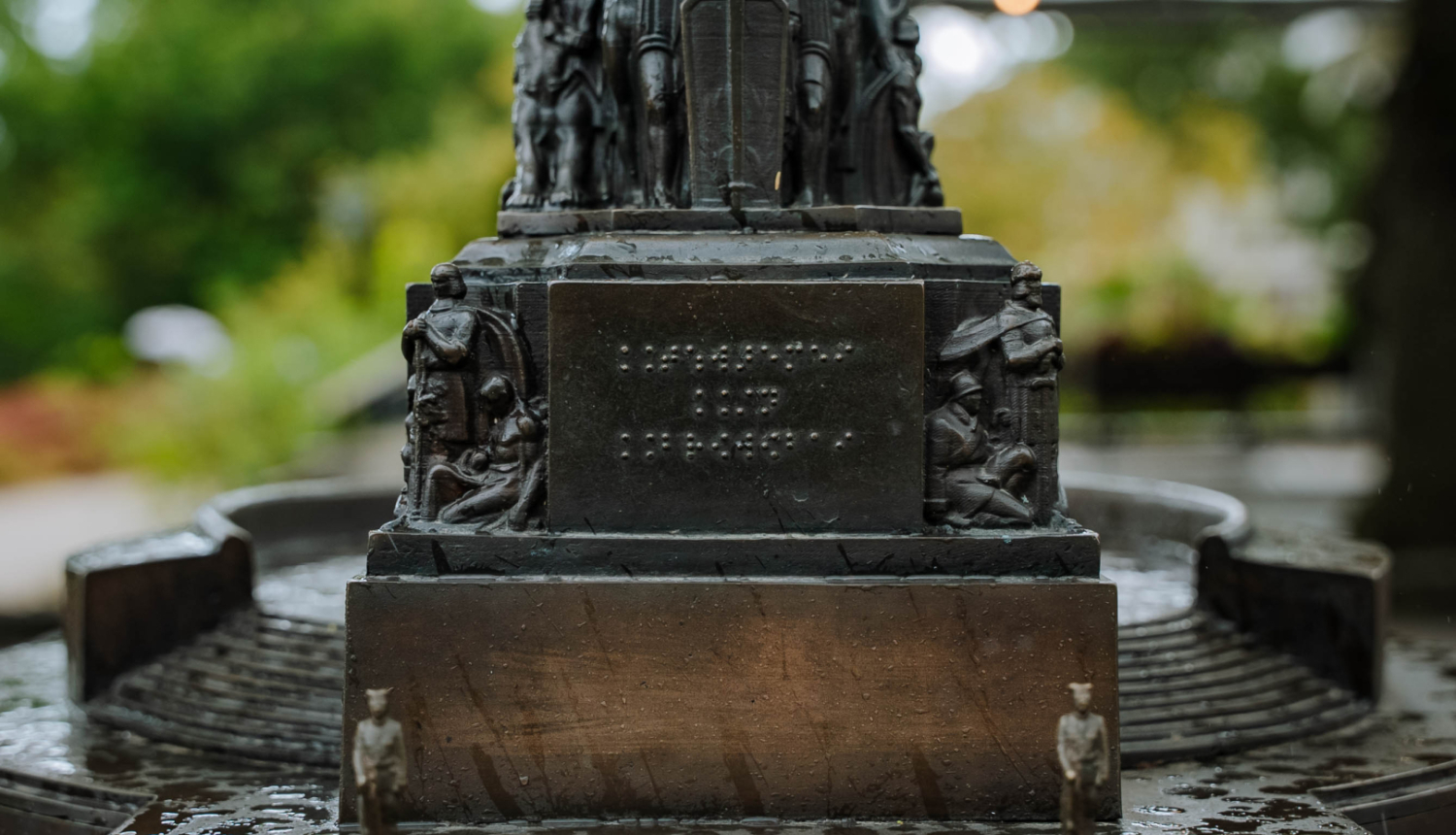 Braila raksts uz taktilā Brīvības iemiinekļa