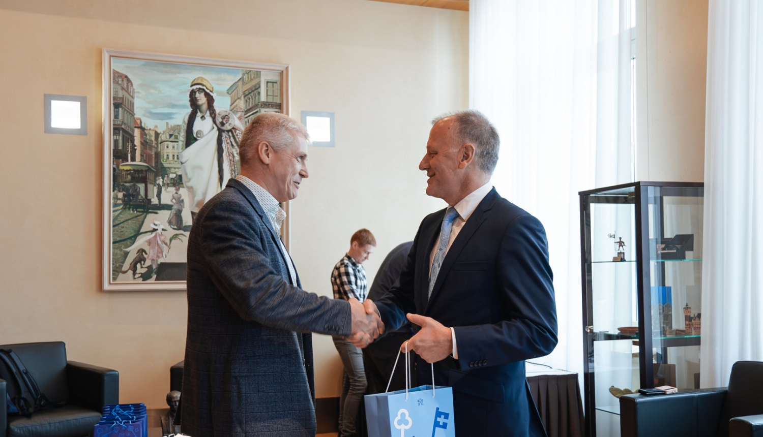 Tartu vicemērs Raimonds Tamu (Raimond Tamm) un Satiksmes un transporta lietu komitejas priekšsēdētājs Olafs Pulks