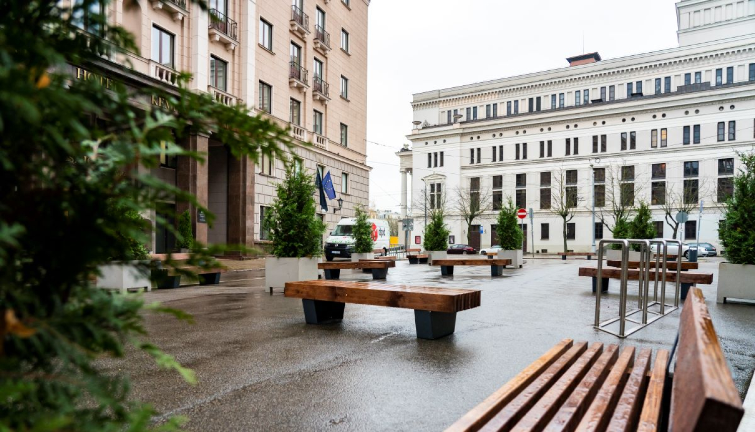 Teātra laukumā soliņi