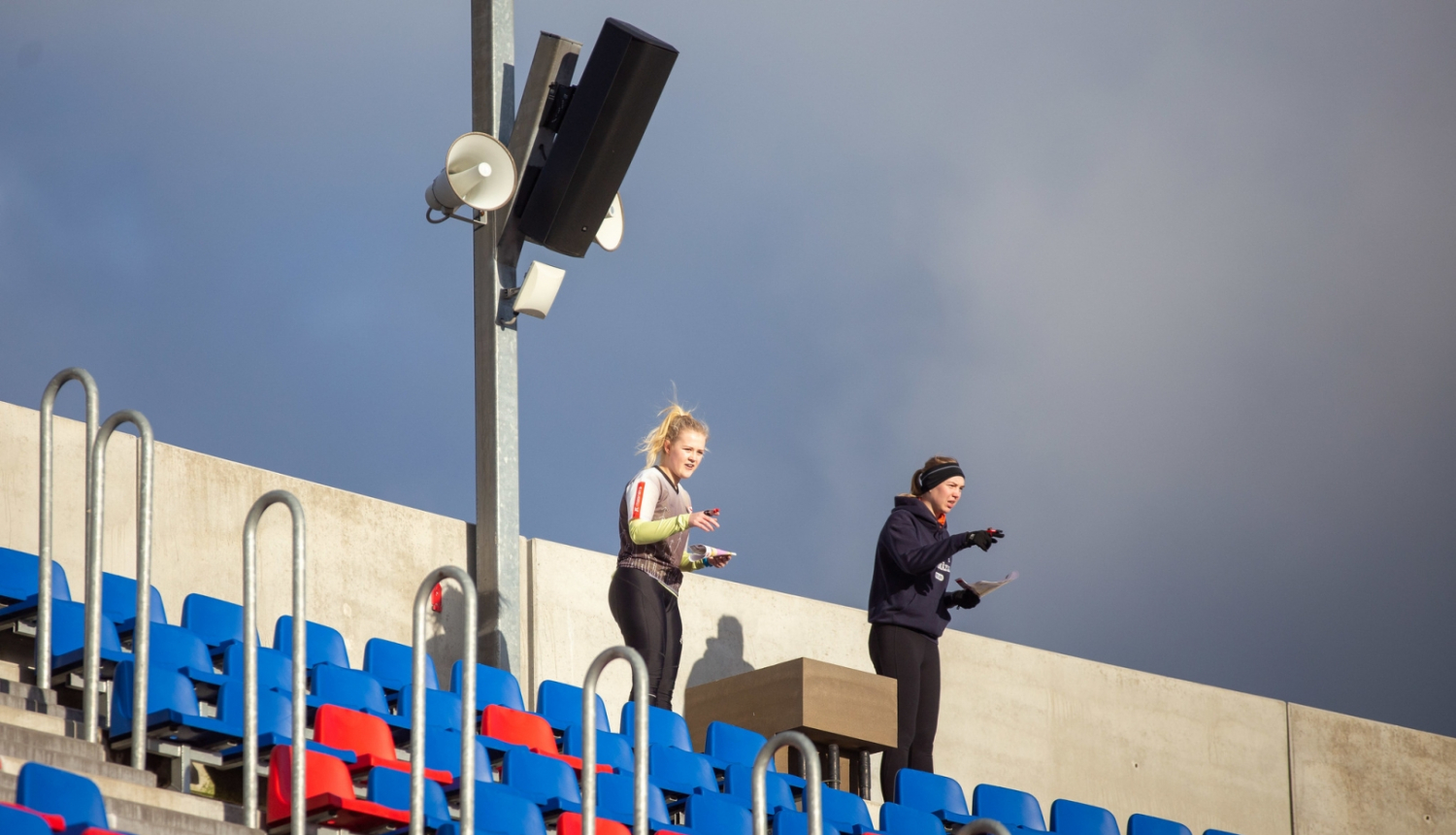 Cilvēki stāv ar karti rokā