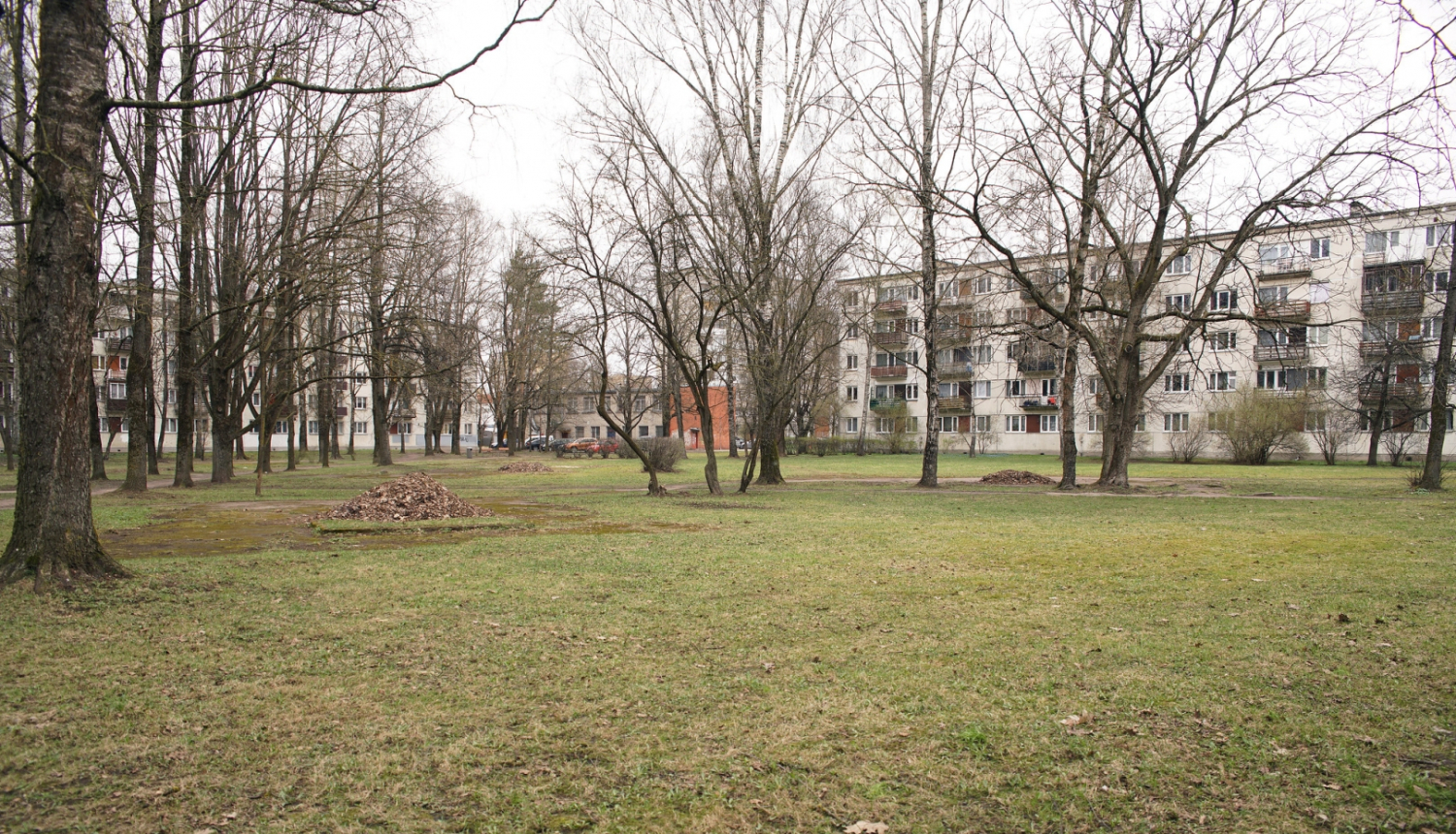 Teritorija, kur taps spēļu laukums ar kāpelēšanas elementiem bērniem   