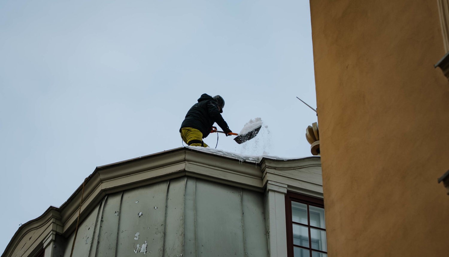 Tīra jumtu no sniega