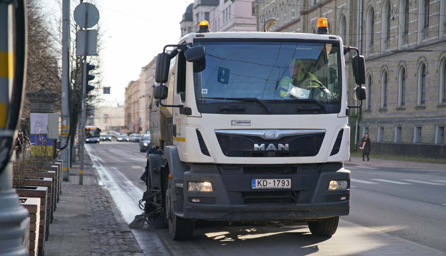 tīra smiltis no ielas