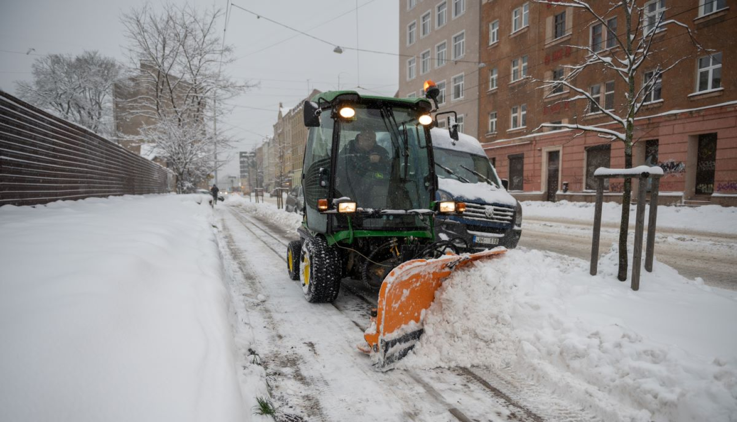 Traktors tīra sniegu