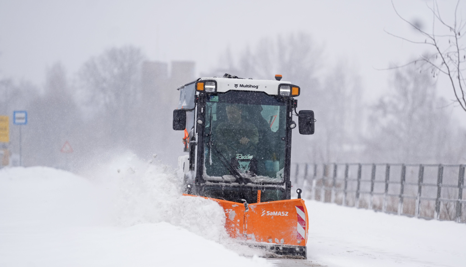 Traktors tīra sniegu