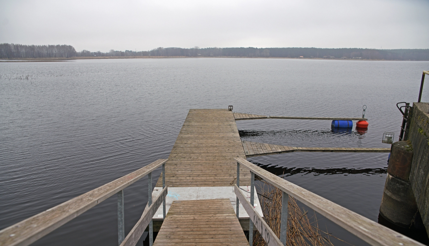 Juglas ezers ar laipu