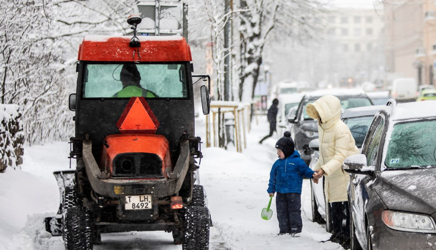 Traktors tīra sniegu