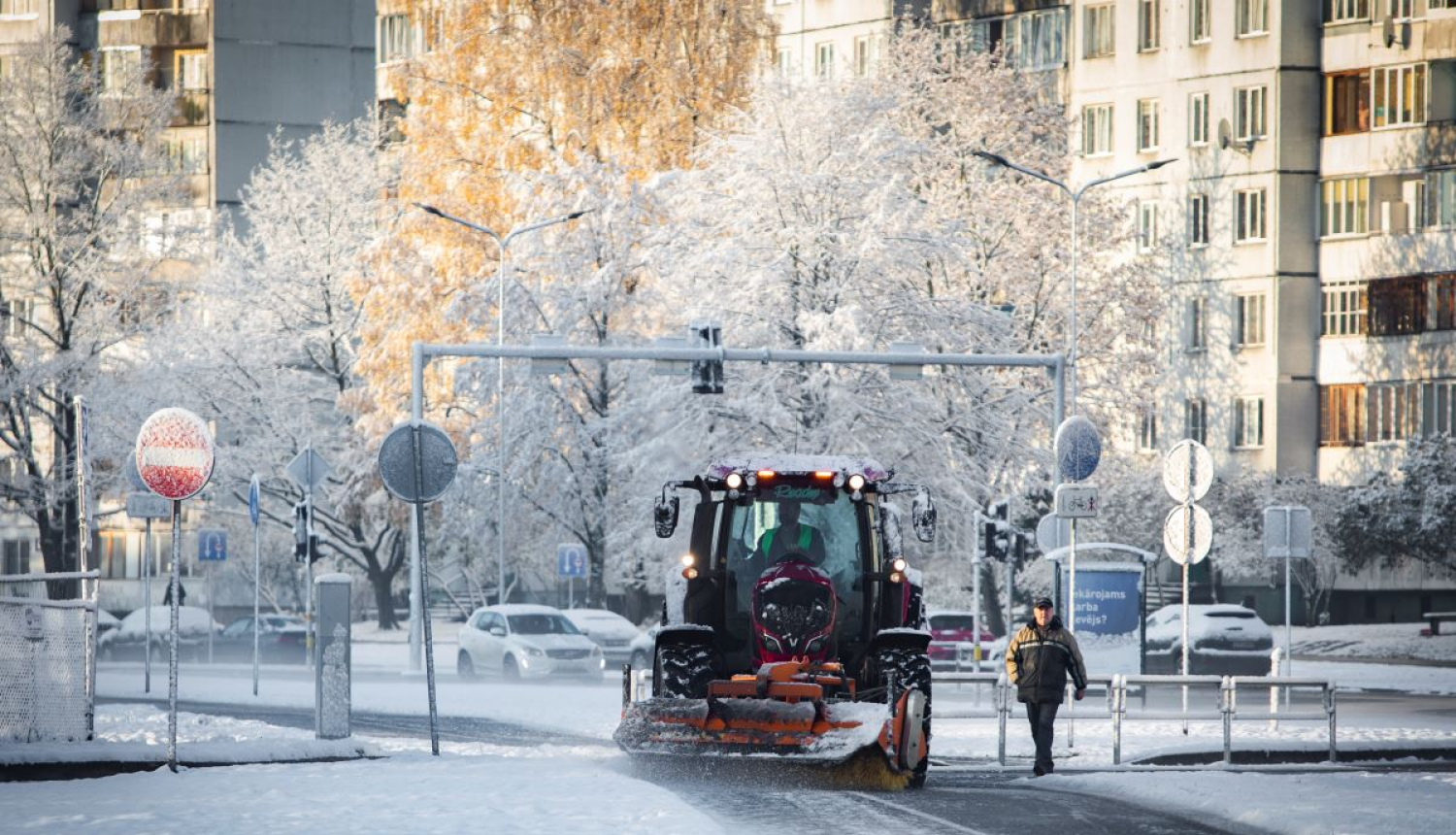 traktors-tira-sniegu