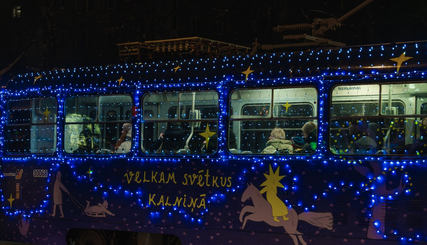 Tramvajs ar Ziemassvētku gaismiņām un rotājumiem