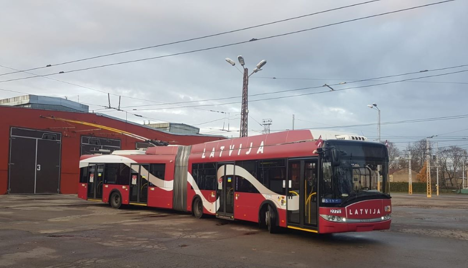 Trolejbuss svētku nodformējumā