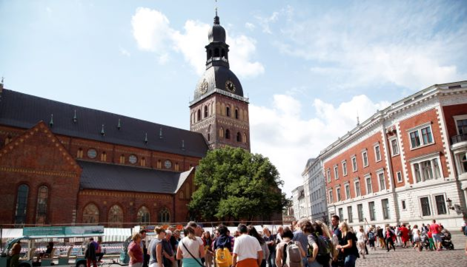 Tūristi Doma laukumā