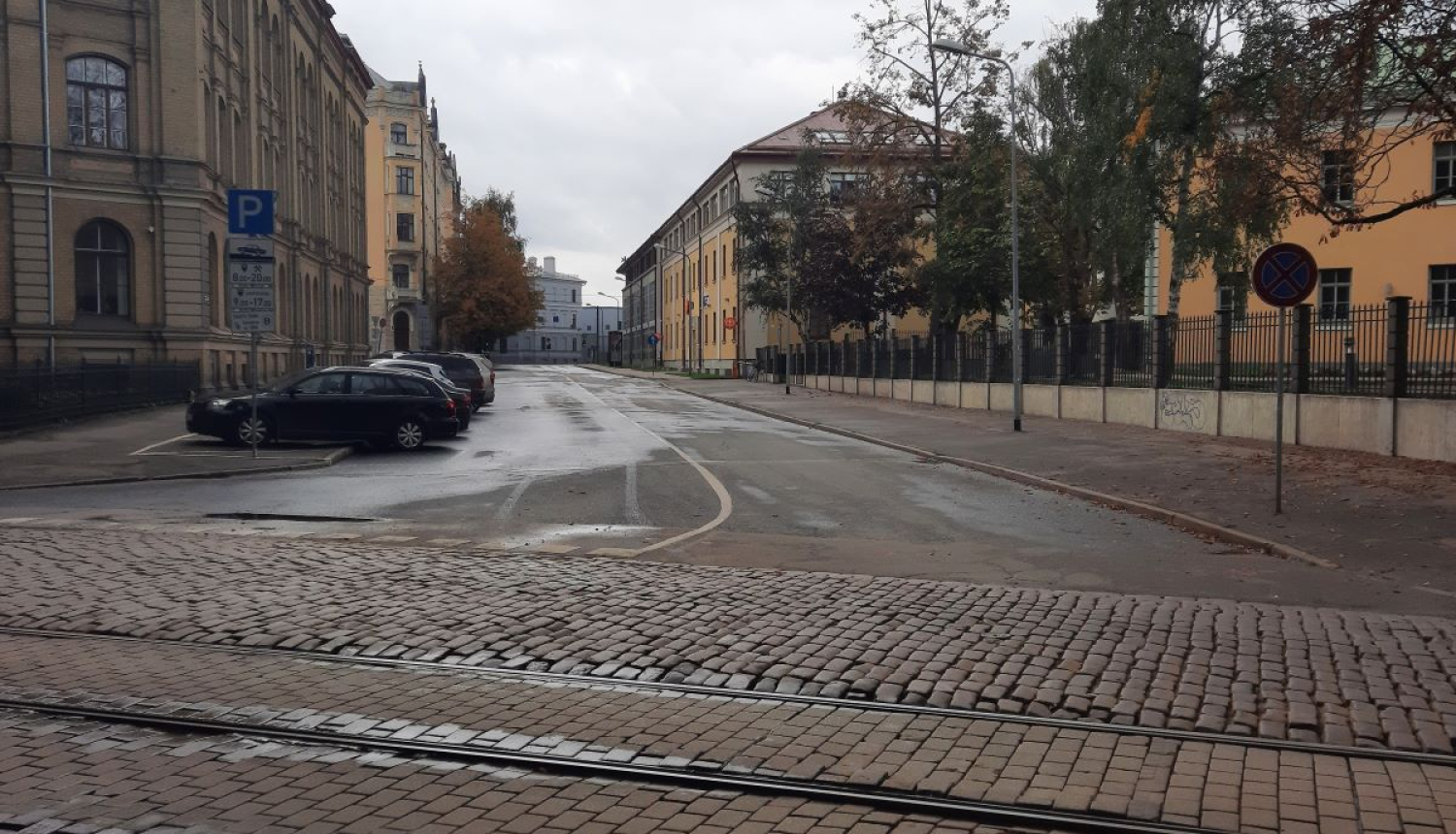 Iela ar automašīnām un tramvaja sliedēm