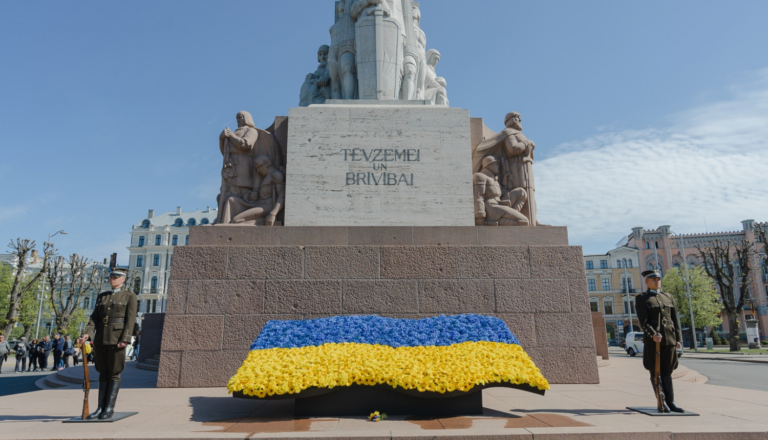 Ziedi Ukrainas karoga krāsās pie Brīvības pieminekļa