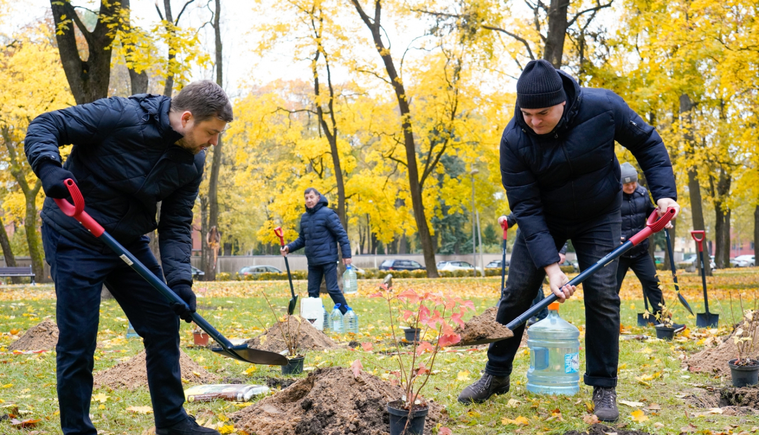 Ukrainas vēstnieks Anatolijs Kucevols un Rīgas vicemērs Edvards Ratnieks stāda irbbenāju