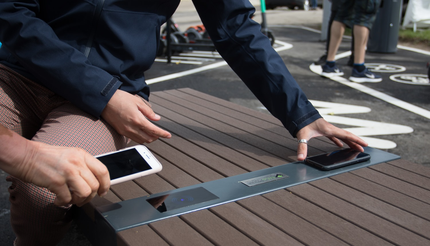 Cilvēki ar mobilajiem telefoniem