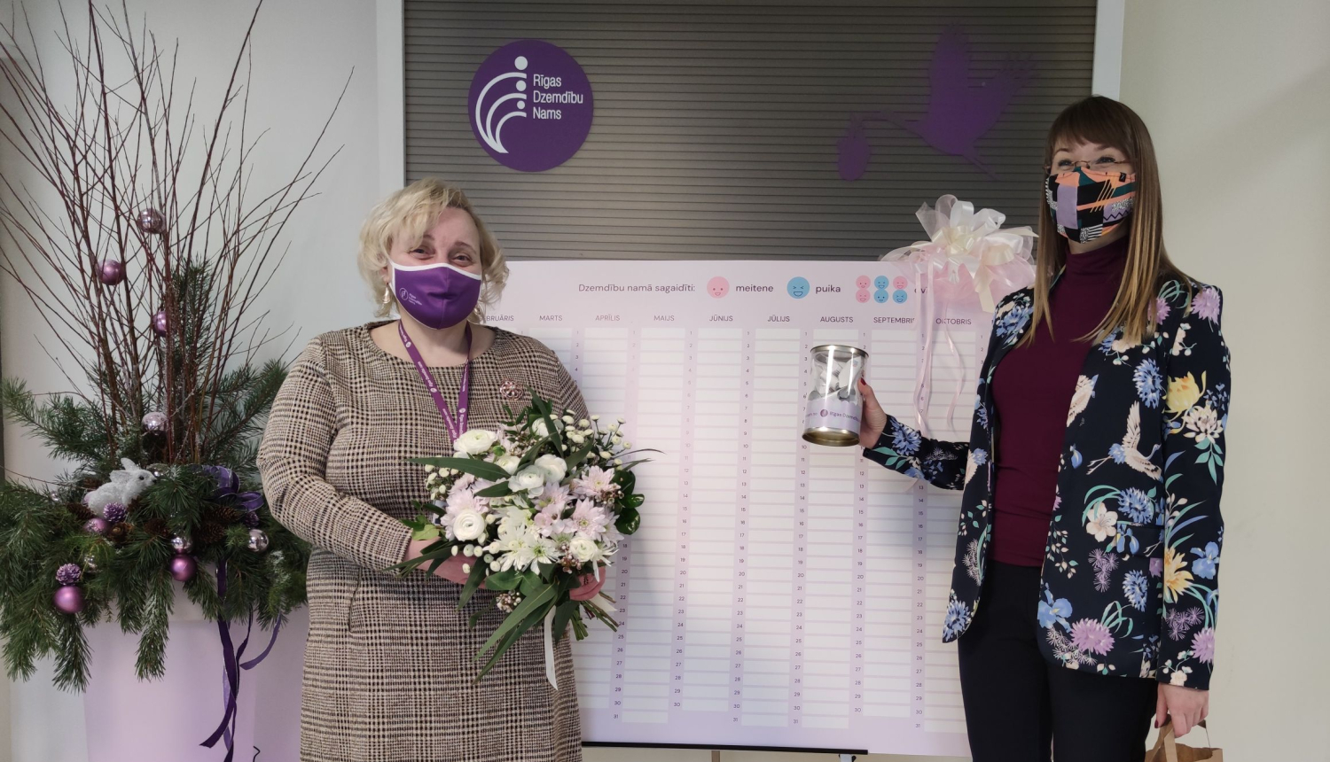 Uzņēmumu reģistrs dāvina Rīgas Dzemdību namam jaundzimušo “reģistru” 