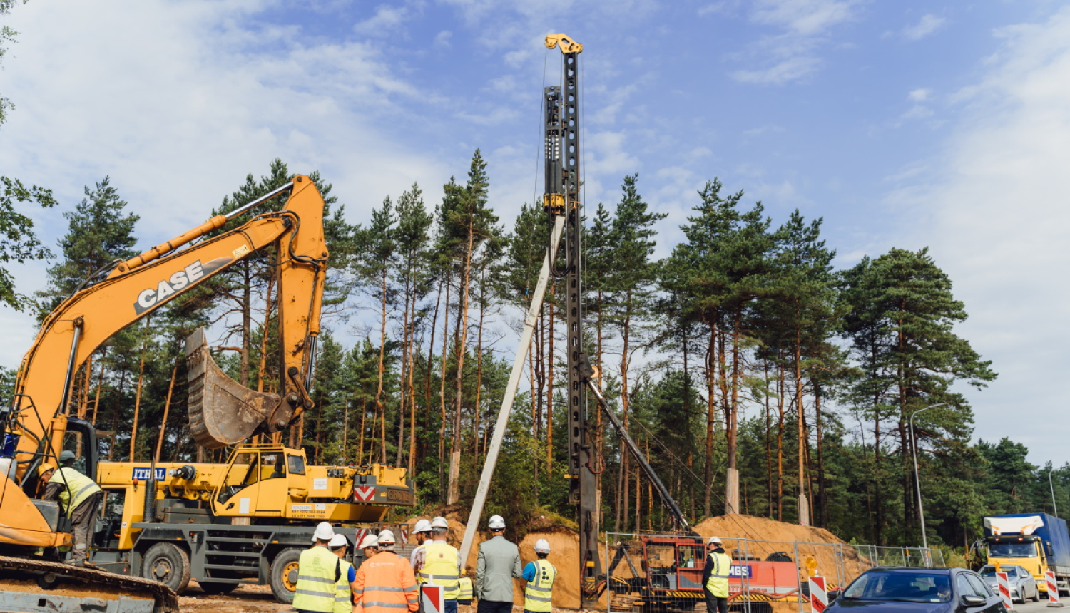 Uzsākta dzelzsbetona pāļu dzīšana satiksmes pārvadam pār dzelzceļa līniju Rīga–Skulte