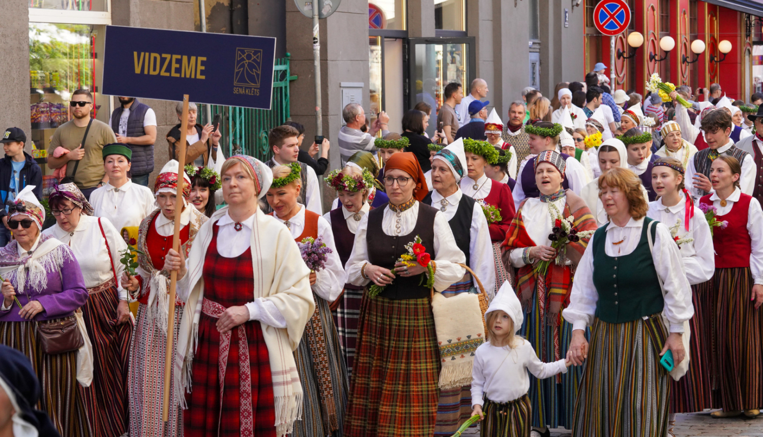 Cilvēki tautas tērpos