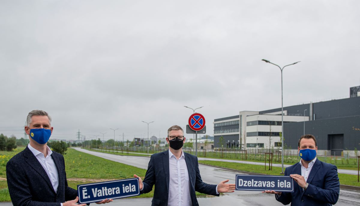 “Lidl Latvija” valdes pārstāvji Jākobs Jozefsons un Arūnas Dzikas simboliski pasniedza Dzelzavas un Ēvalda Valtera ielu nosaukumu plāksnītes Rīgas domes priekšsēdētāja vietniekam Vilnim Ķirsim