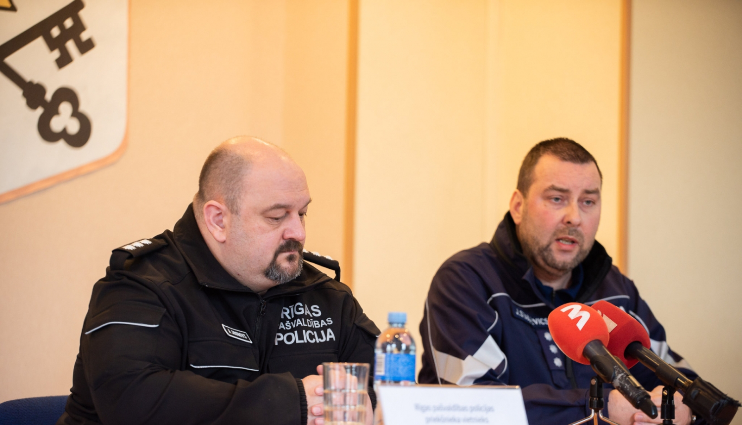 Valsts un pa;svald;ibas policijas pārstāvji