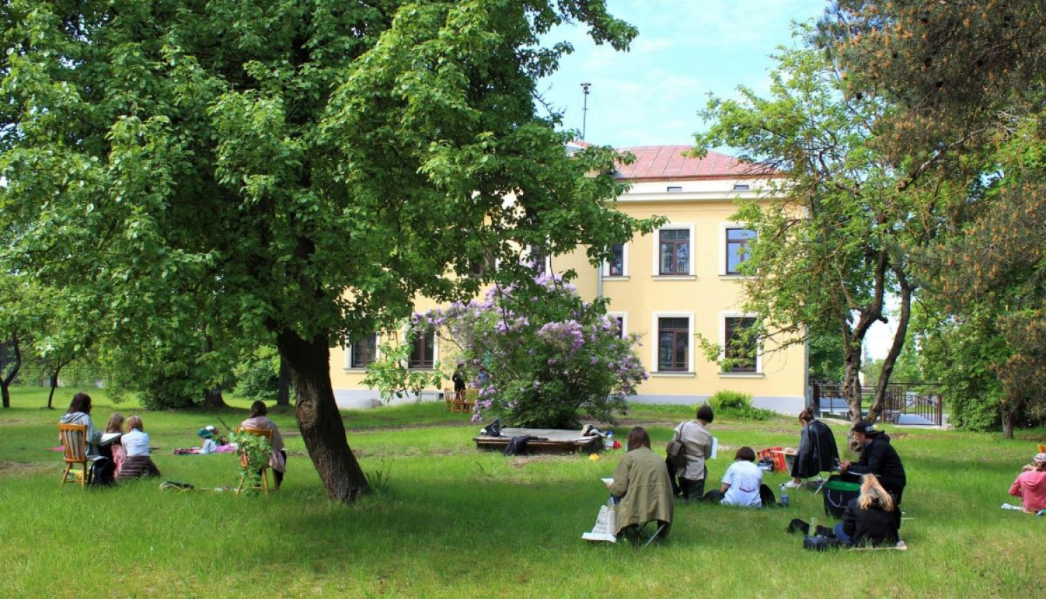 Vasara priežu dārzā