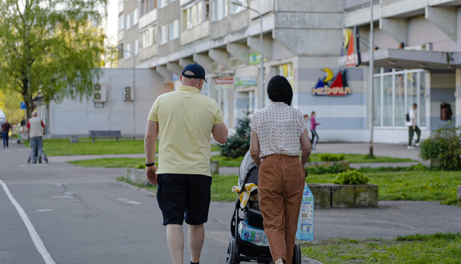 Vecāki ar bērnu ratiem