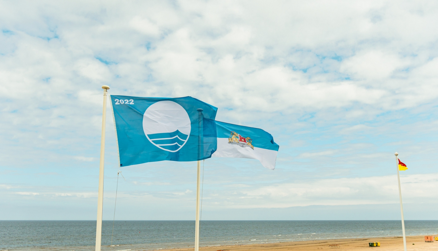 Vecāķu pludmalē plīvo zilais karogs