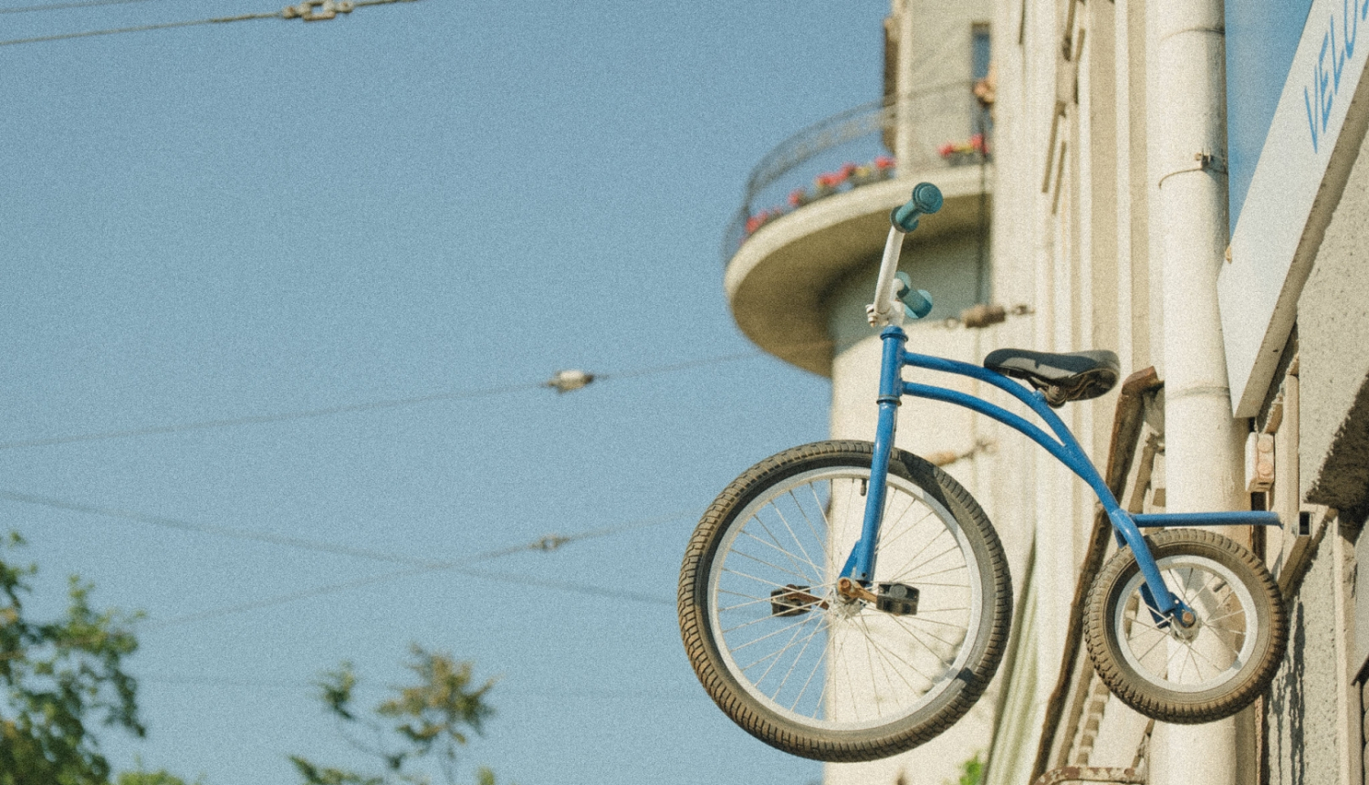 Mājas siena pie kuras piekārts velosipēds